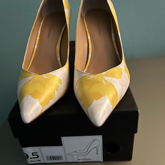 Banana Republic Shoes - New Banana Republic Madison white and yellow pumps size 9.5 rare find.